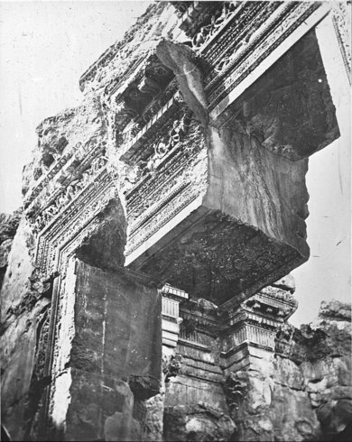 12 hanging kezystone baalbek.jpg